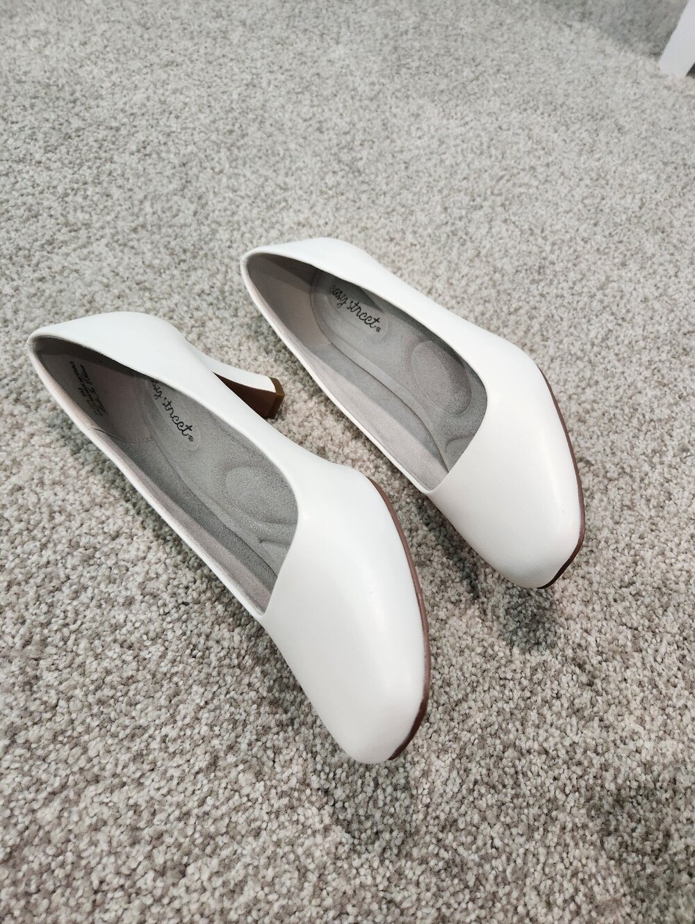 Easy Street Poet Women's Square Toe Pumps White Size 8 - Picture 2 of 6
